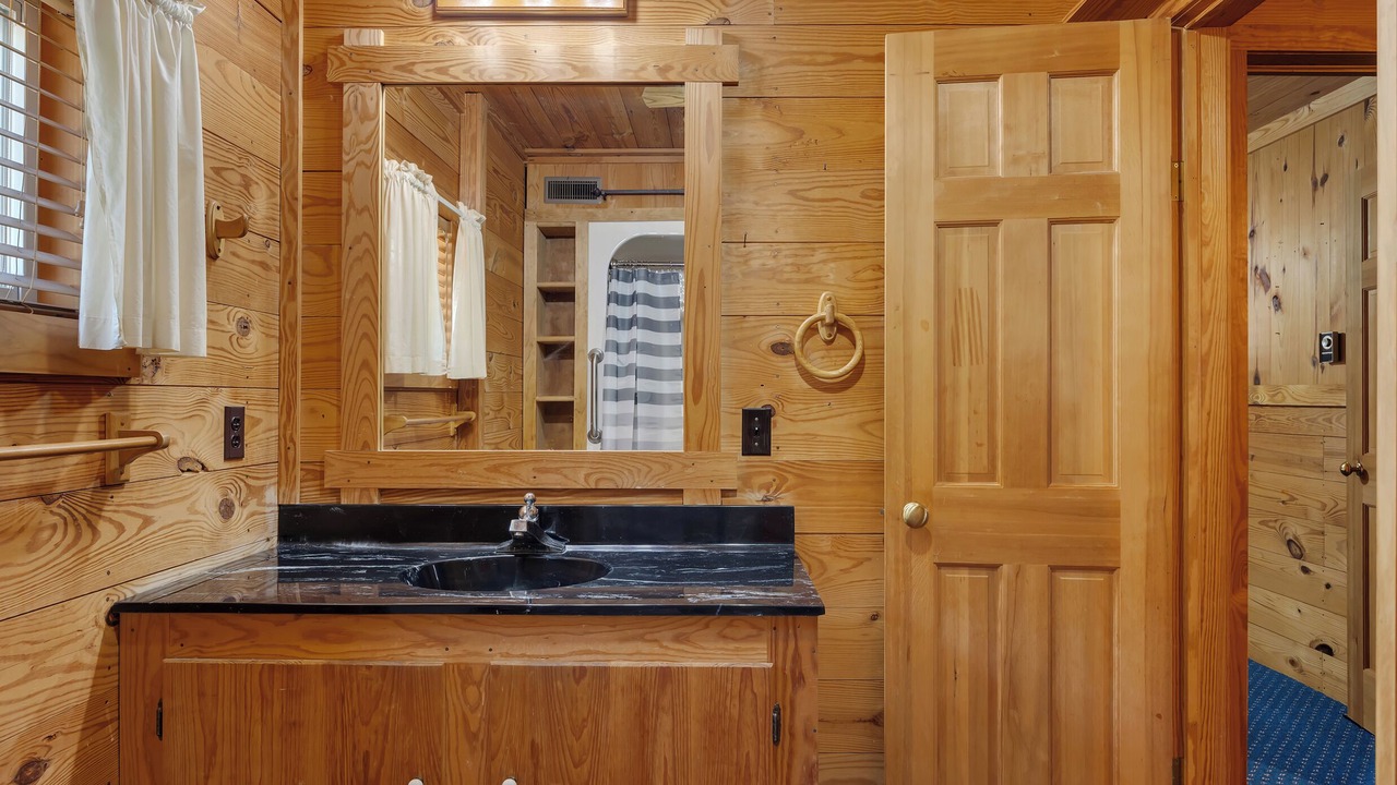 Photo of Bathroom in Skippers