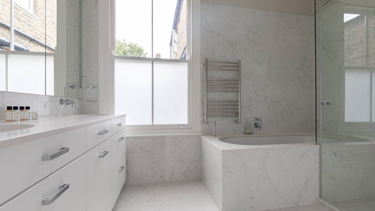 Photo of Bathroom in Oval