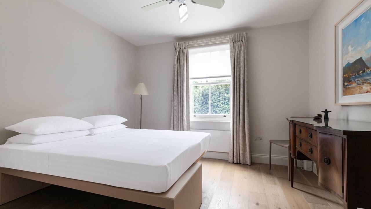 Photo of Bedroom in Oval