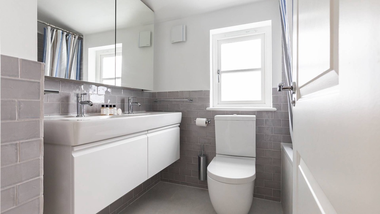 Photo of Bathroom in Oval