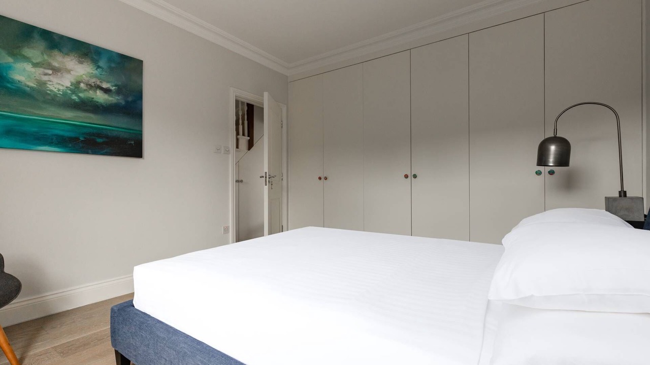 Photo of Bedroom in Oval