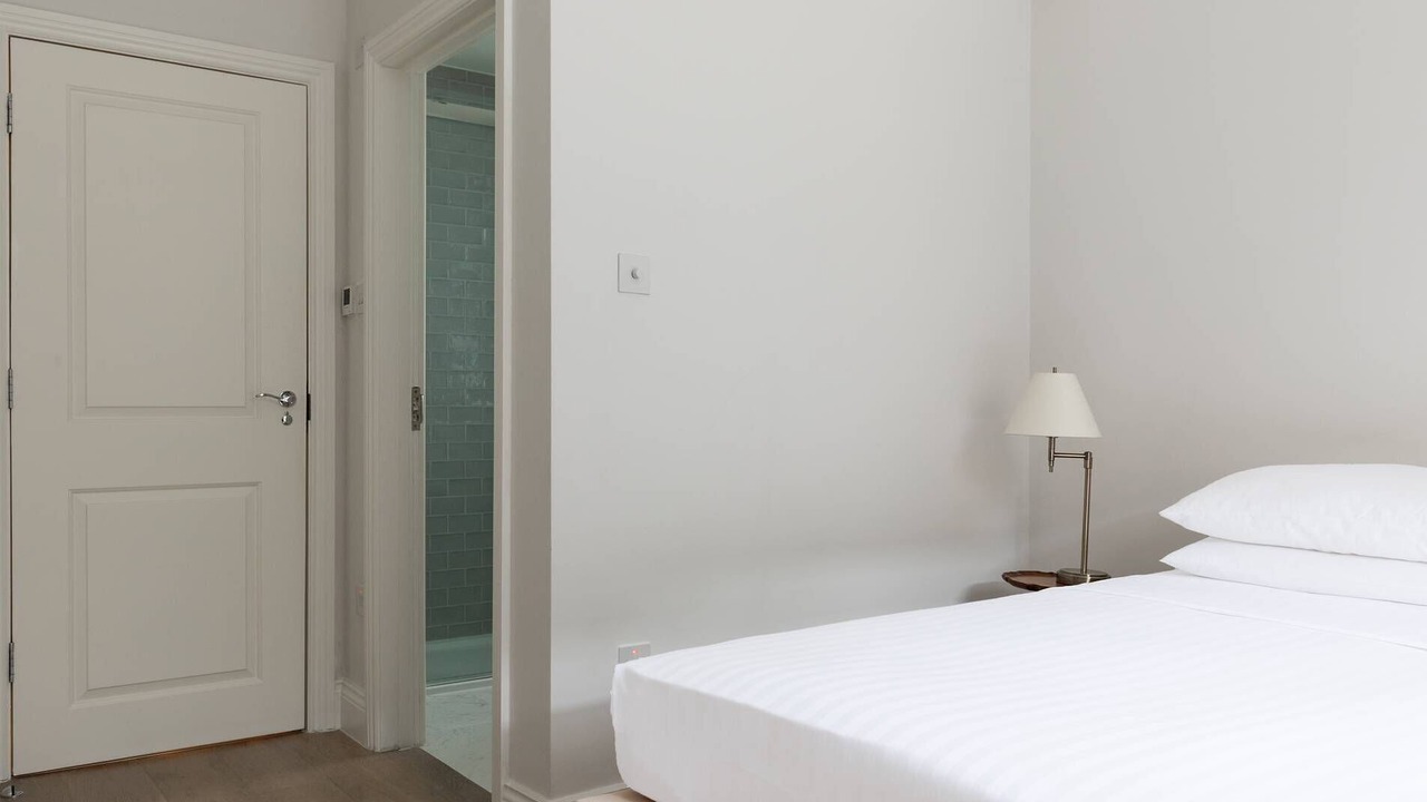 Photo of Bedroom in Oval