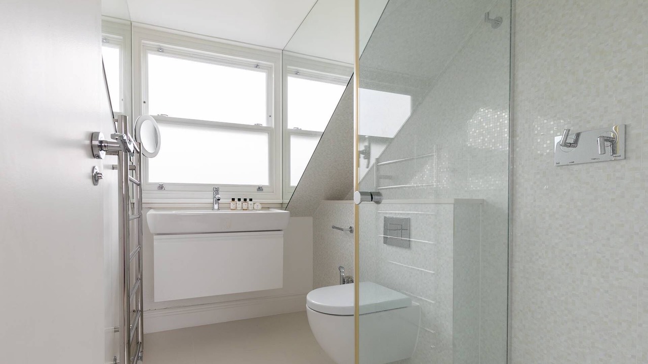 Photo of Bathroom in Oval