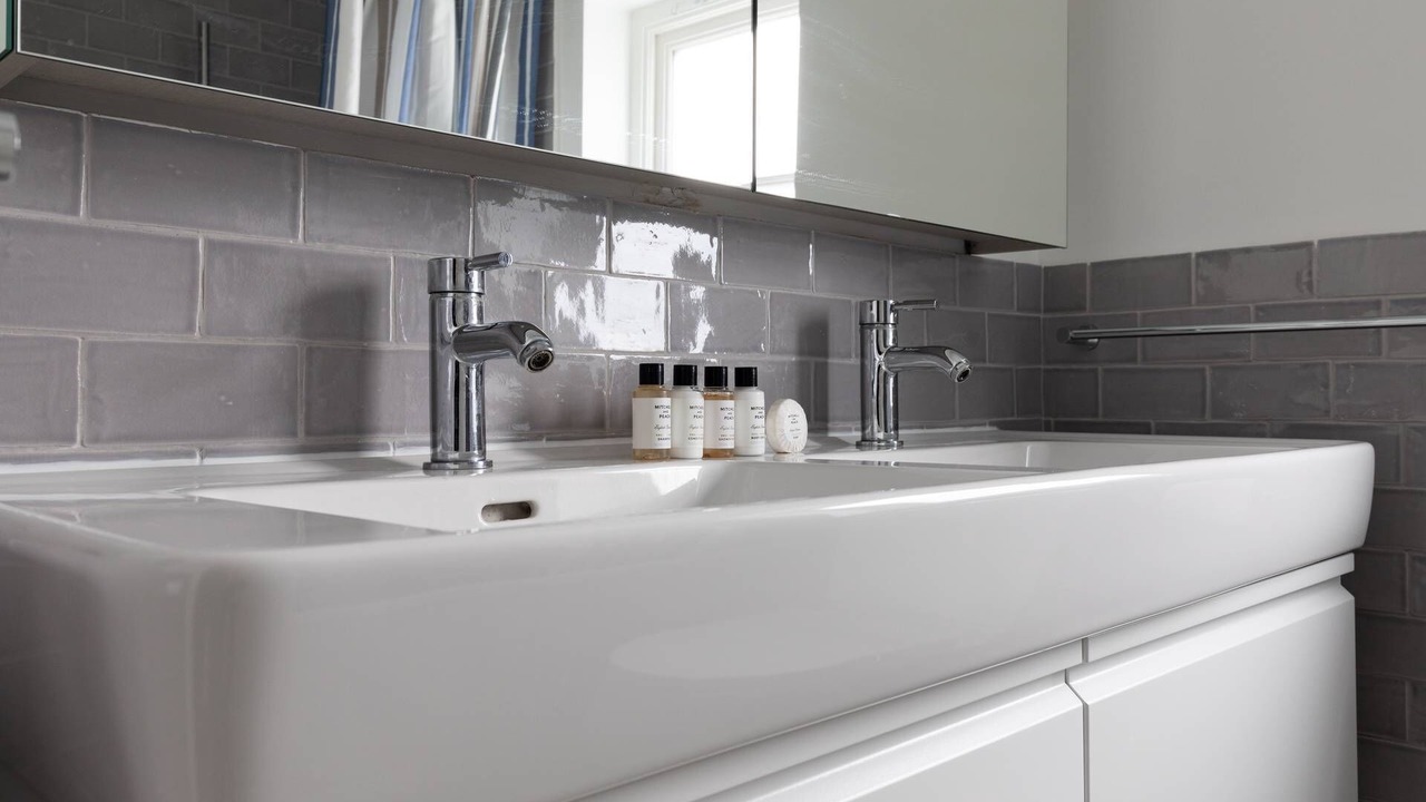 Photo of Bathroom in Oval