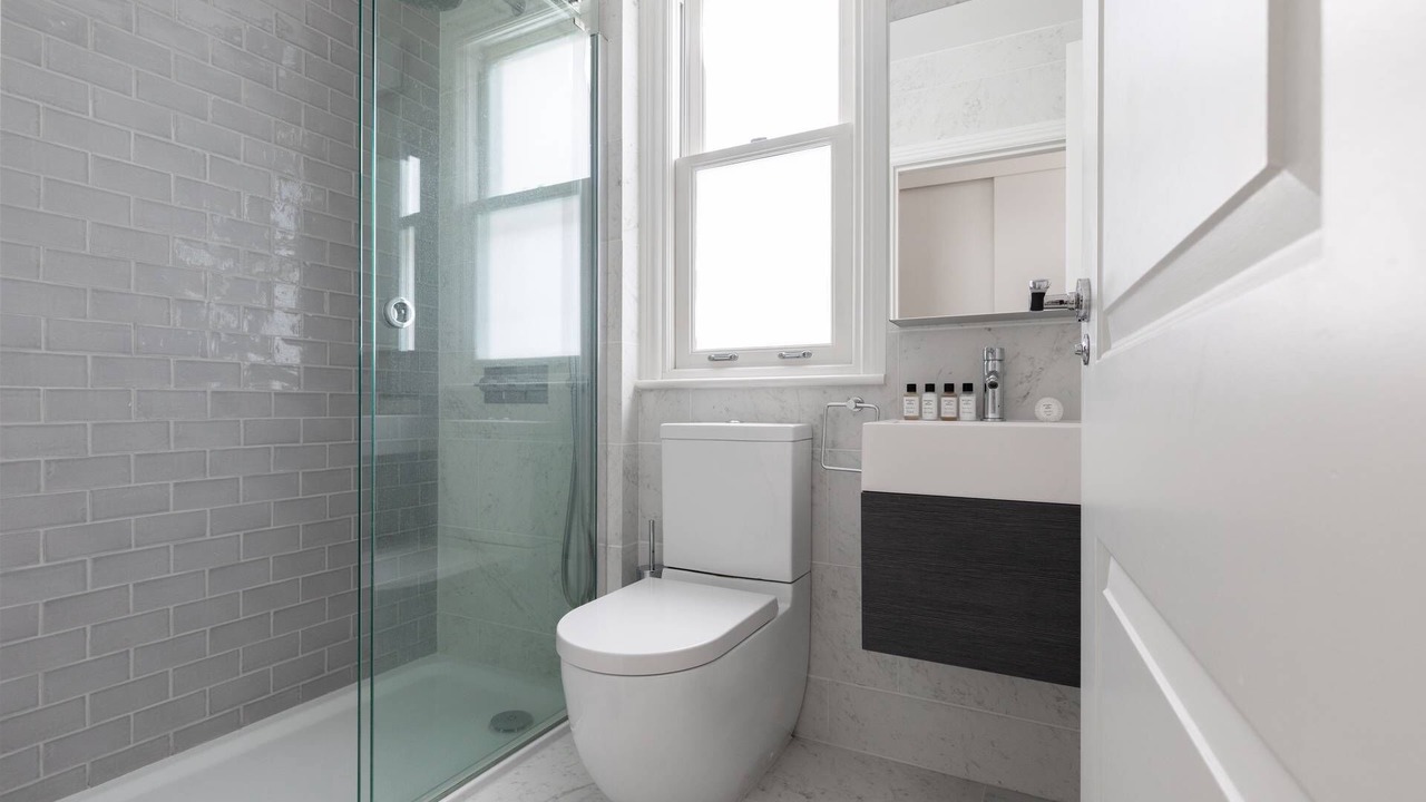 Photo of Bathroom in Oval