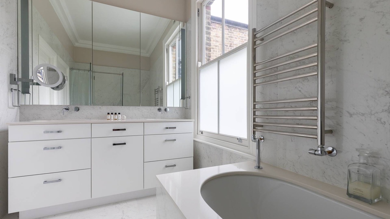 Photo of Bathroom in Oval