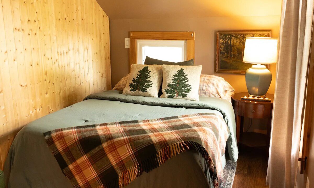 Photo of Bedroom in Town of Amboy