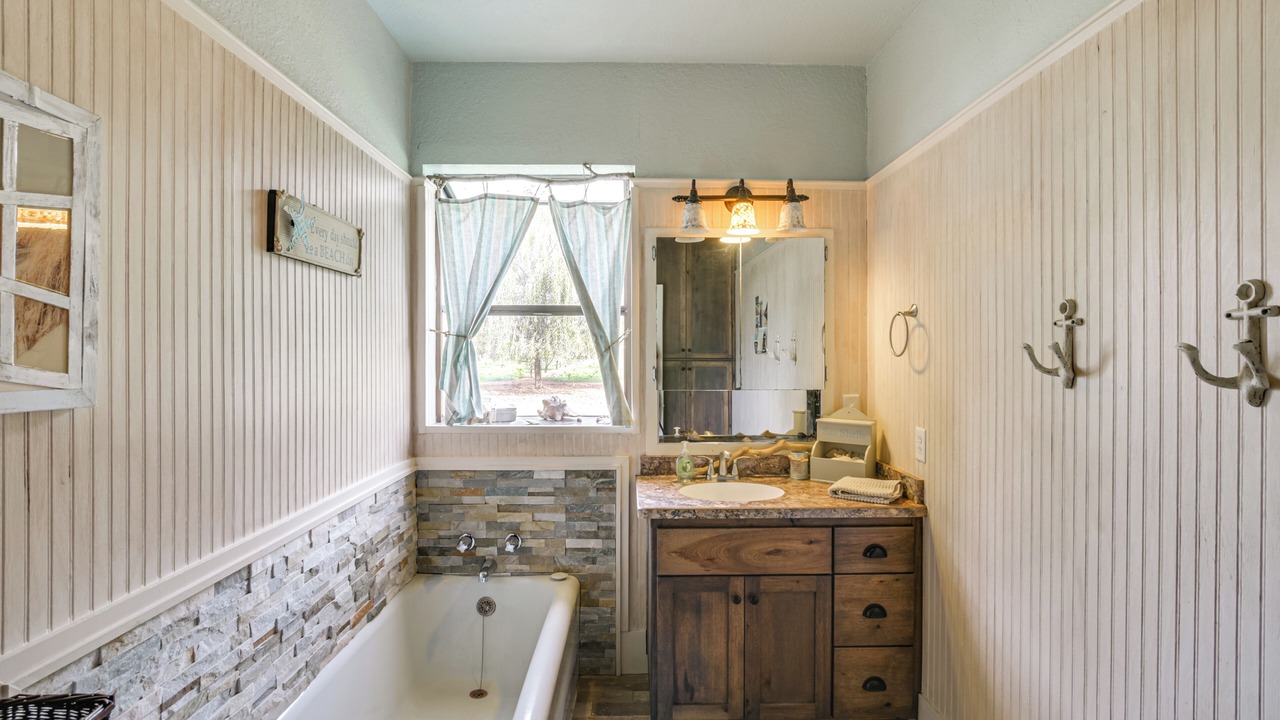 Photo of Bathroom in Glenn County