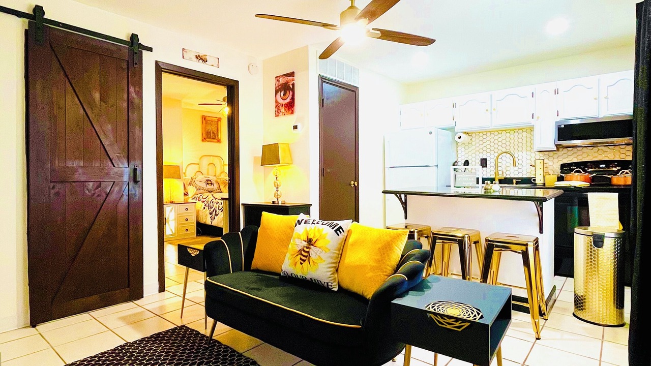 Photo of Livingroom in Eastern Division