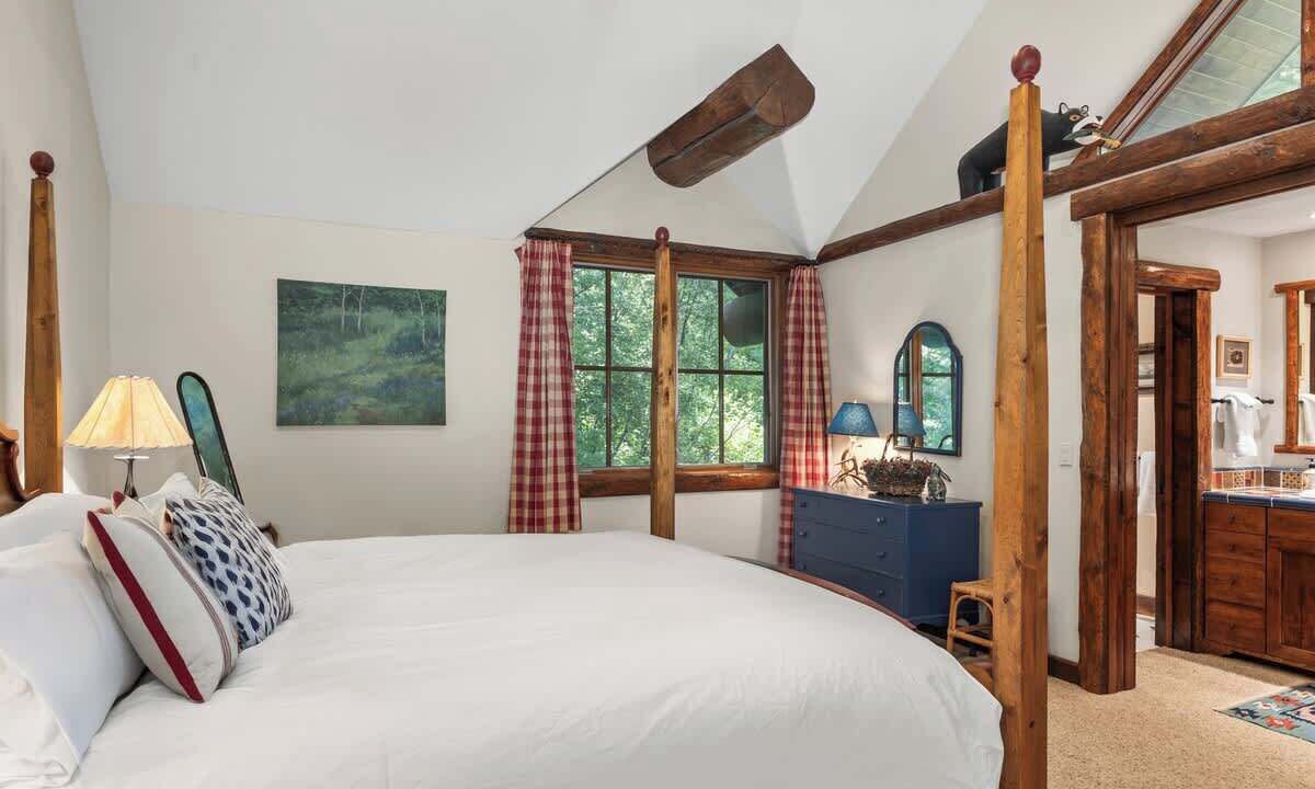 Photo of Bedroom in Warm Springs