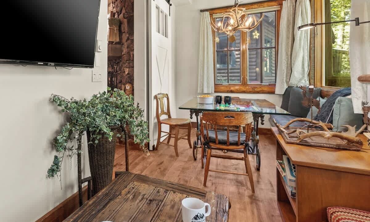 Photo of Livingroom in Warm Springs
