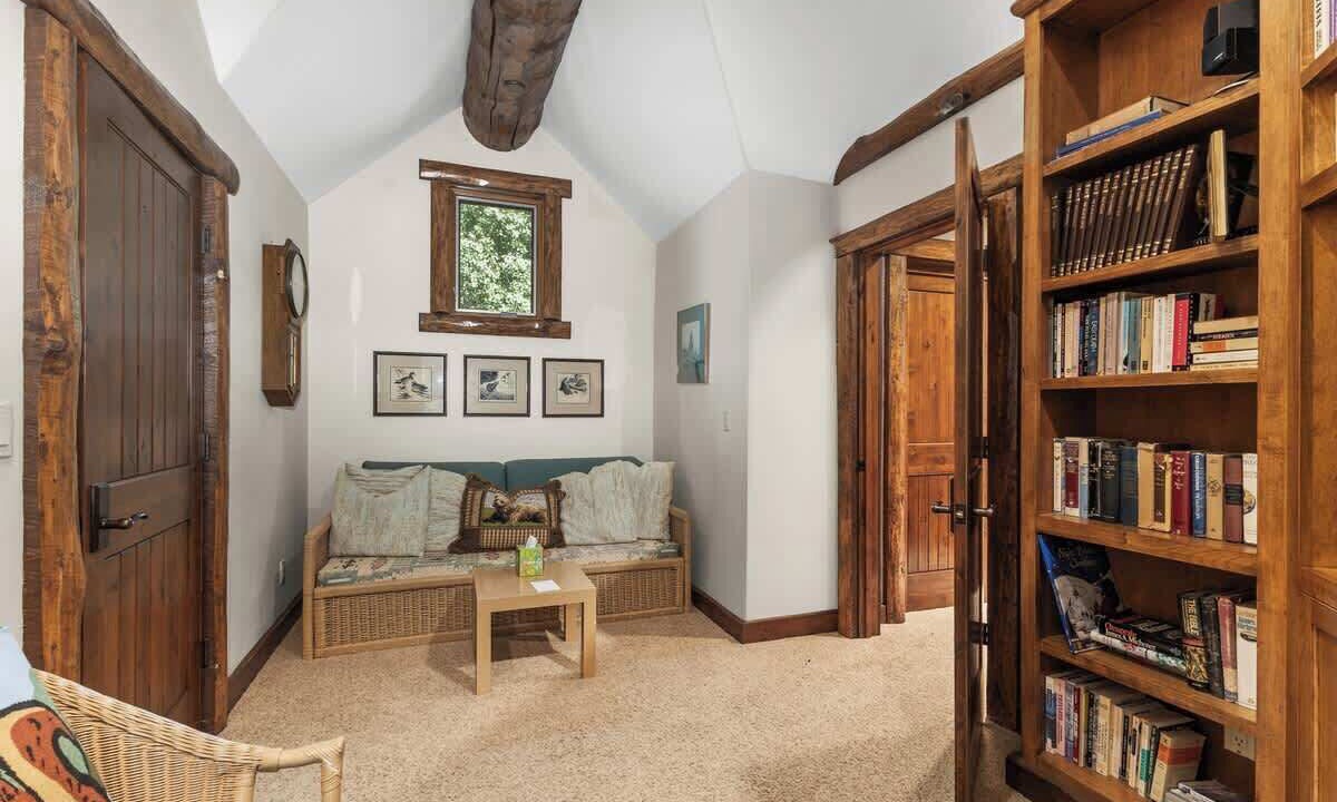 Photo of Livingroom in Warm Springs