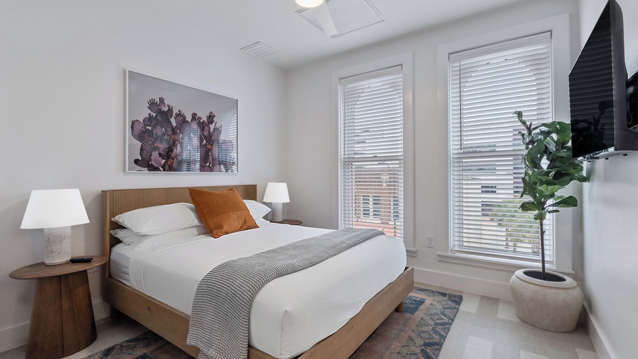 Photo of Bedroom in Main - Military Plaza