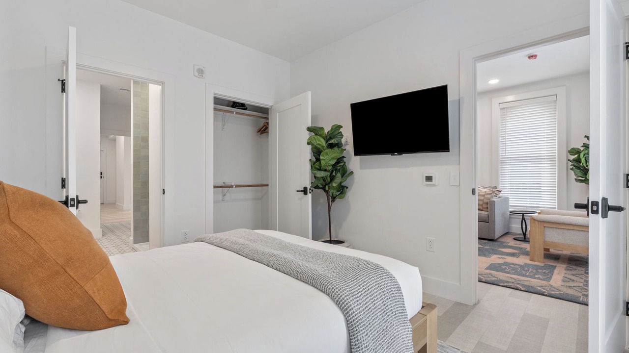 Photo of Bedroom in Main - Military Plaza