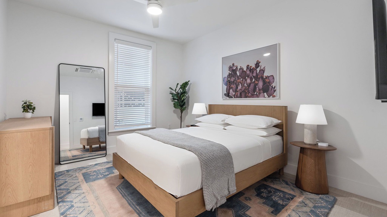 Photo of Bedroom in Main - Military Plaza