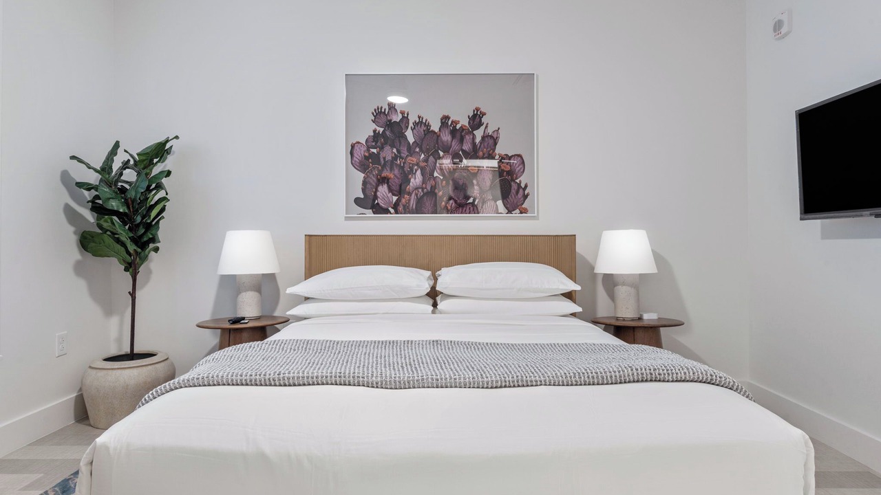 Photo of Bedroom in Main - Military Plaza