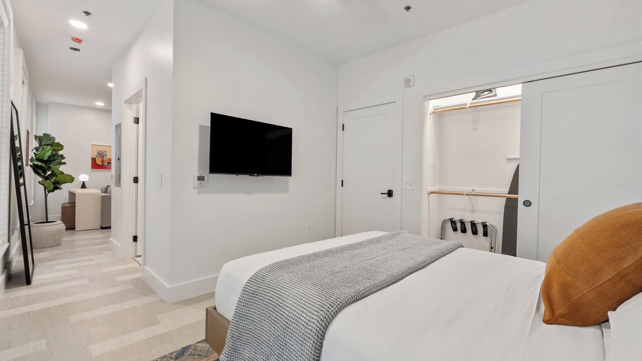 Photo of Bedroom in Main - Military Plaza