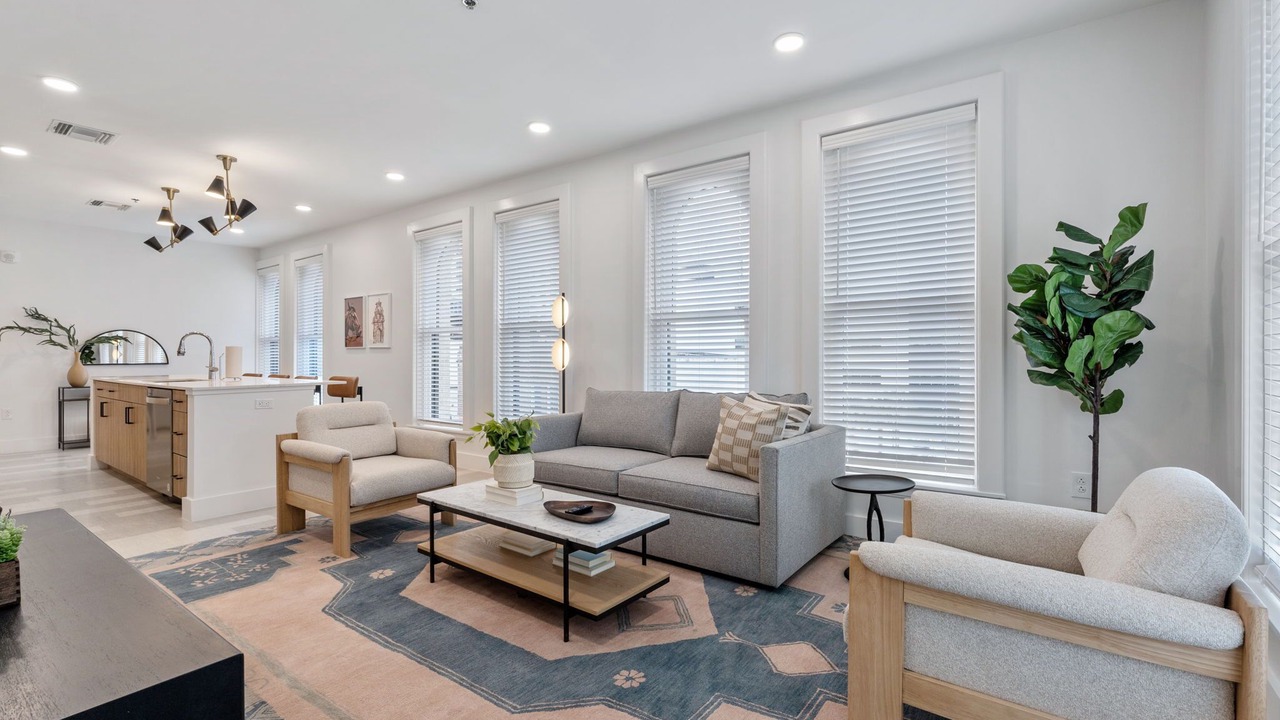 Photo of Livingroom in Main - Military Plaza