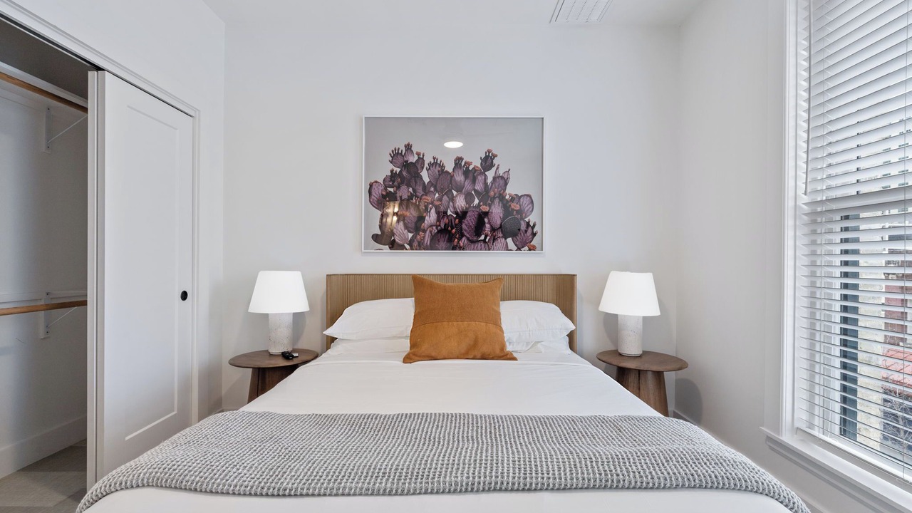 Photo of Bedroom in Main - Military Plaza