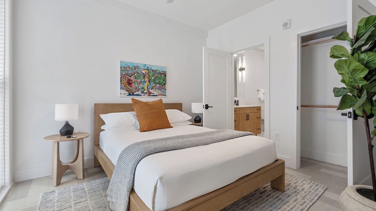 Photo of Bedroom in Main - Military Plaza