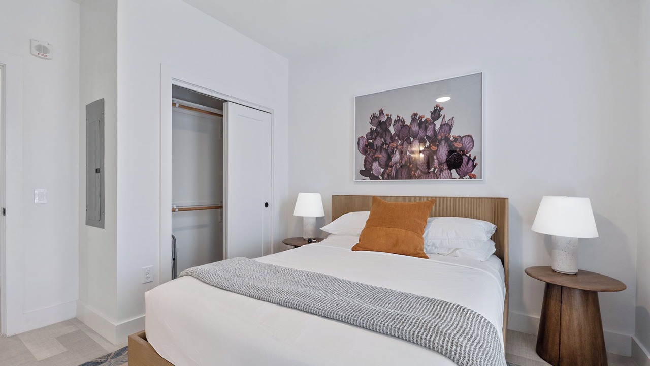 Photo of Bedroom in Main - Military Plaza