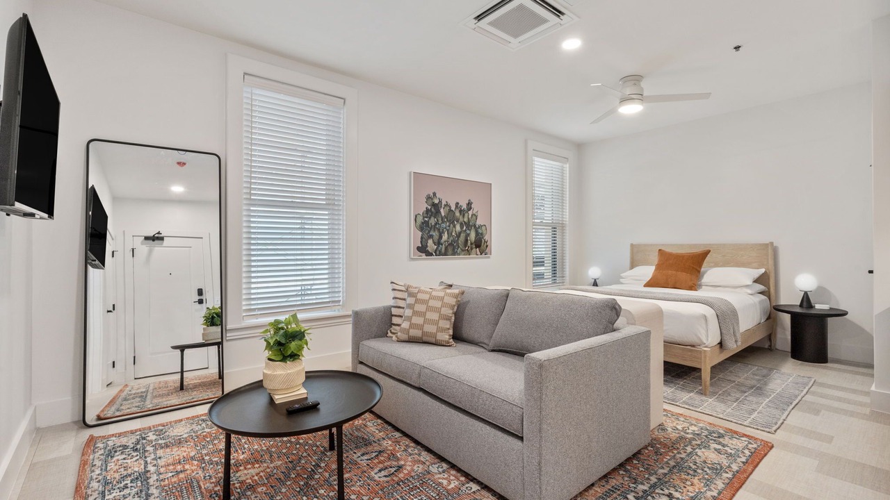 Photo of Livingroom in Main - Military Plaza