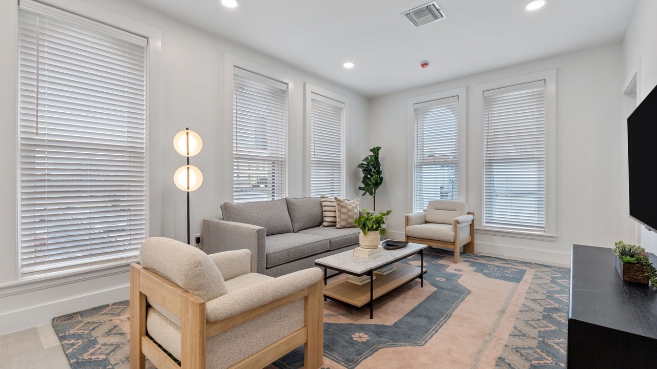 Photo of Livingroom in Main - Military Plaza