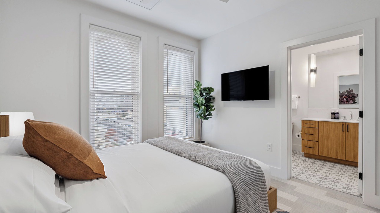 Photo of Bedroom in Main - Military Plaza