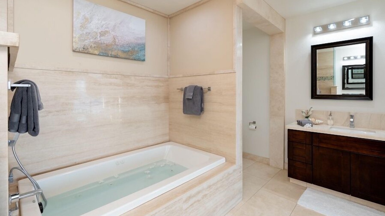 Photo of Bathroom in Waialae Iki Ridge