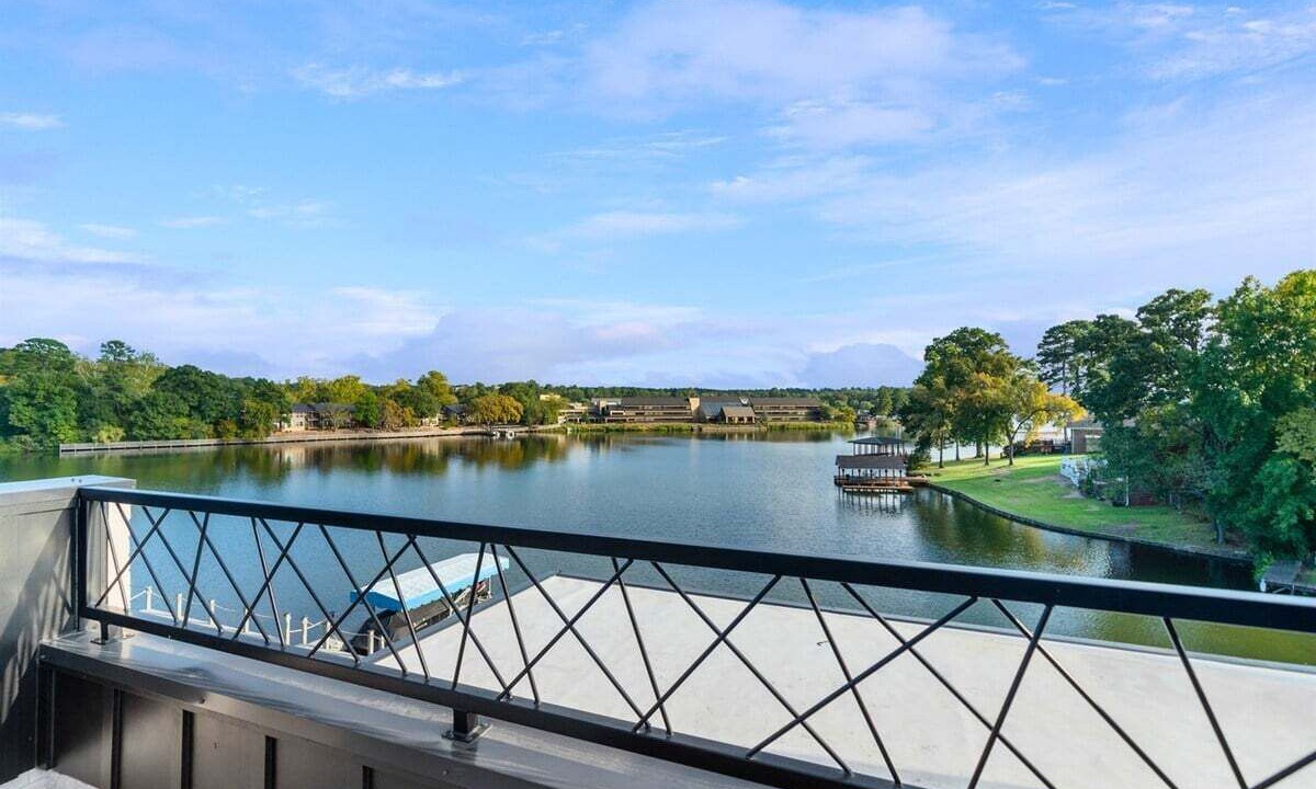 Photo of Patio Balcony in Piney