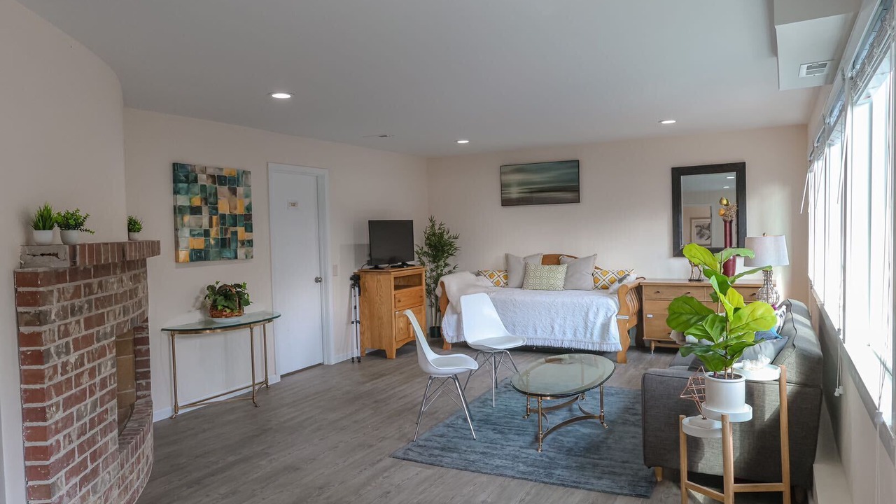 Photo of Livingroom in East Lake Hills