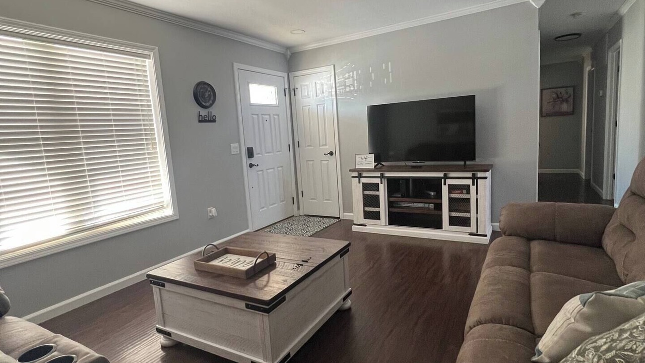 Photo of Livingroom in Madisonville
