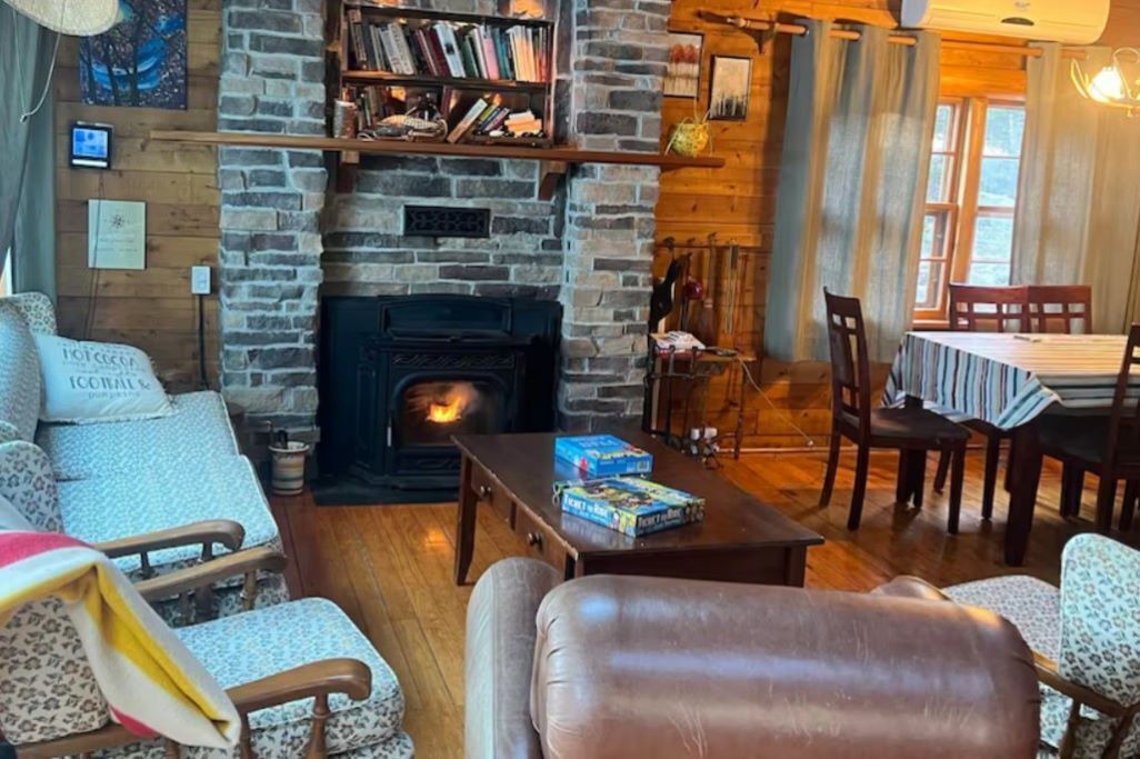 Photo of Livingroom in Danforth