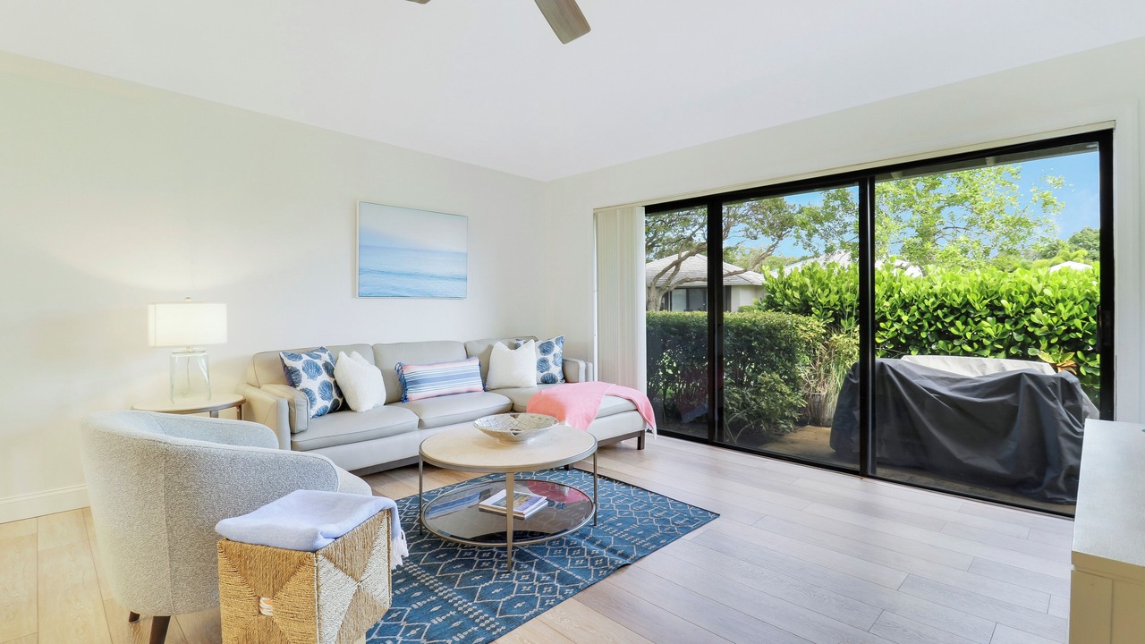 Photo of Livingroom in Hunt Club