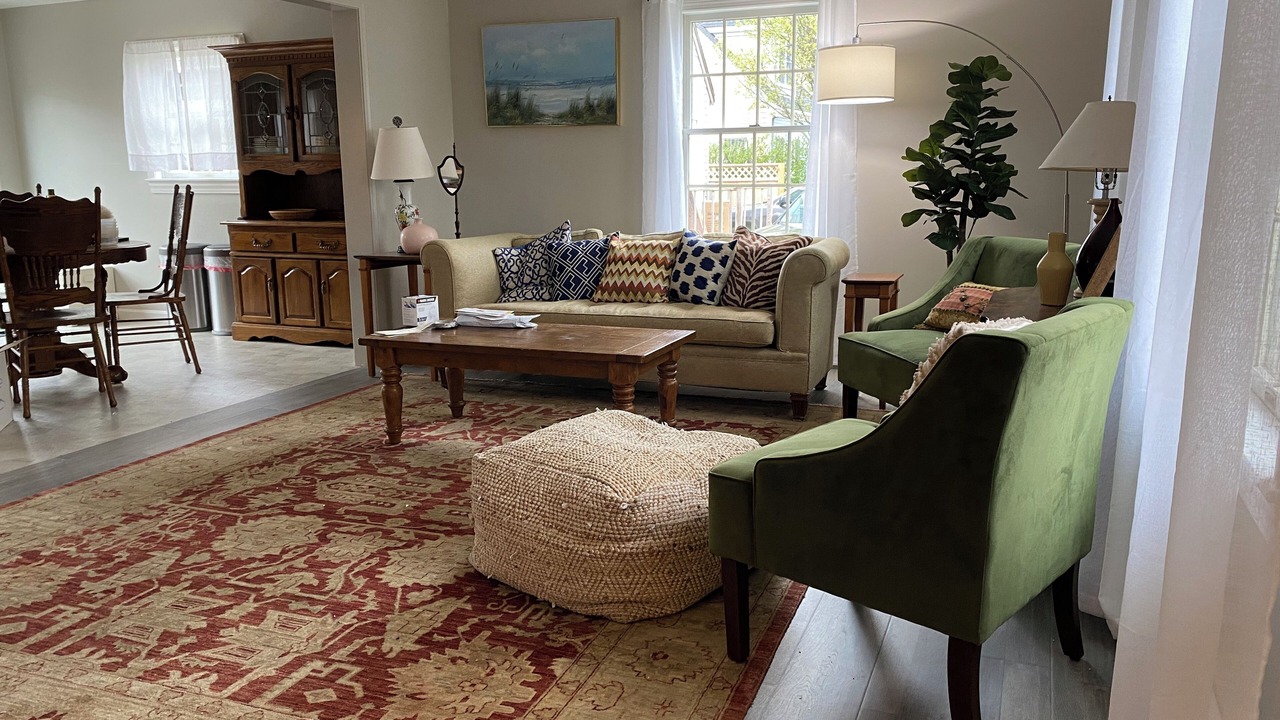 Photo of Livingroom in West of Town