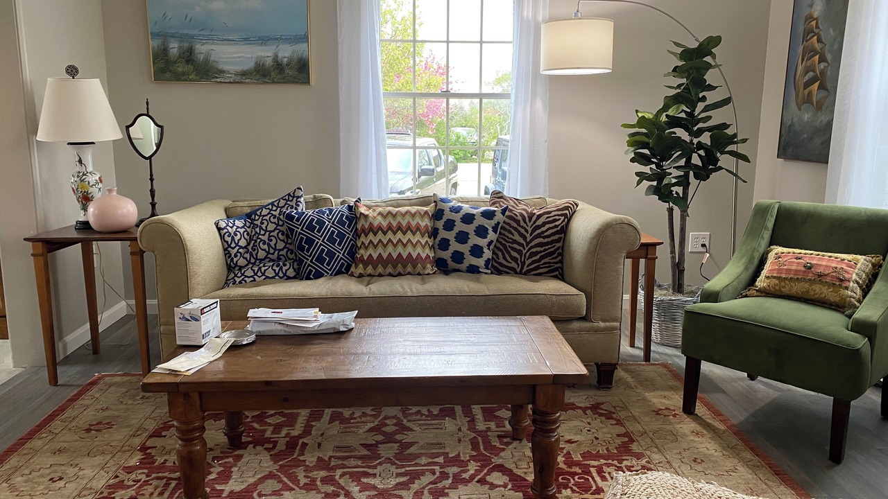 Photo of Livingroom in West of Town