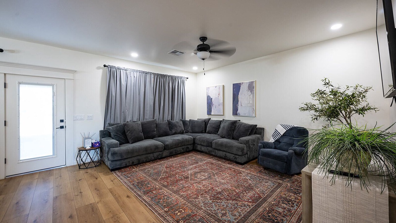 Photo of Livingroom in Thatcher