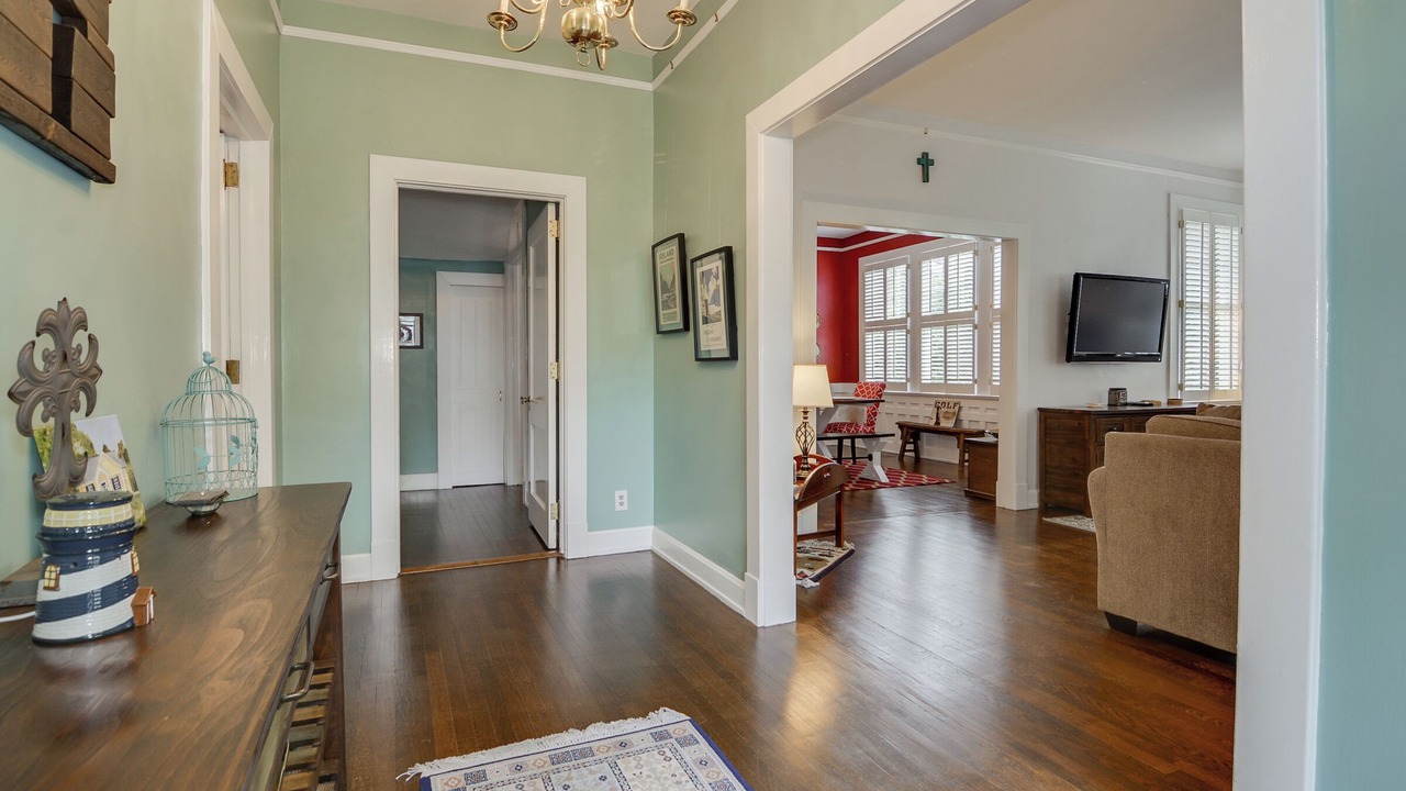 Photo of Livingroom in Forest Hills