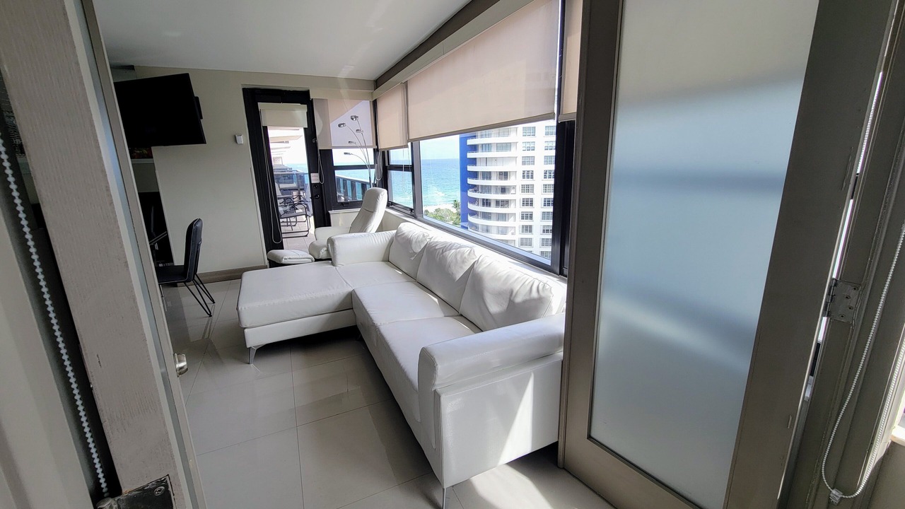 Photo of Livingroom in Mid Beach