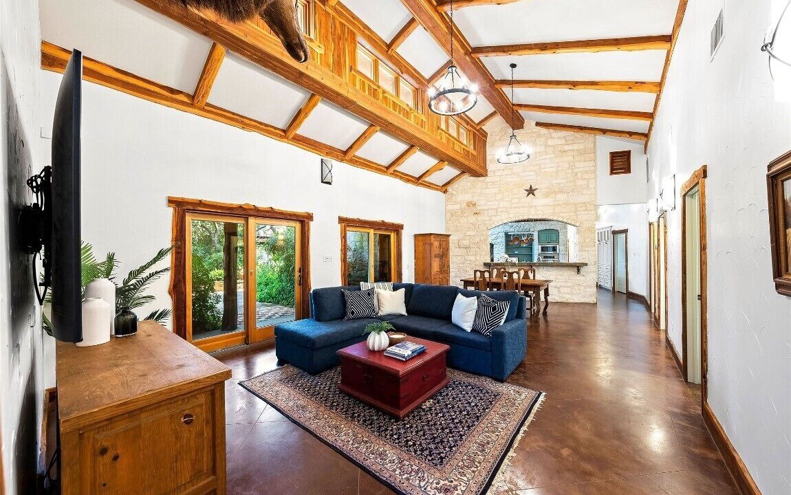 Photo of Livingroom in La Hacienda Estates