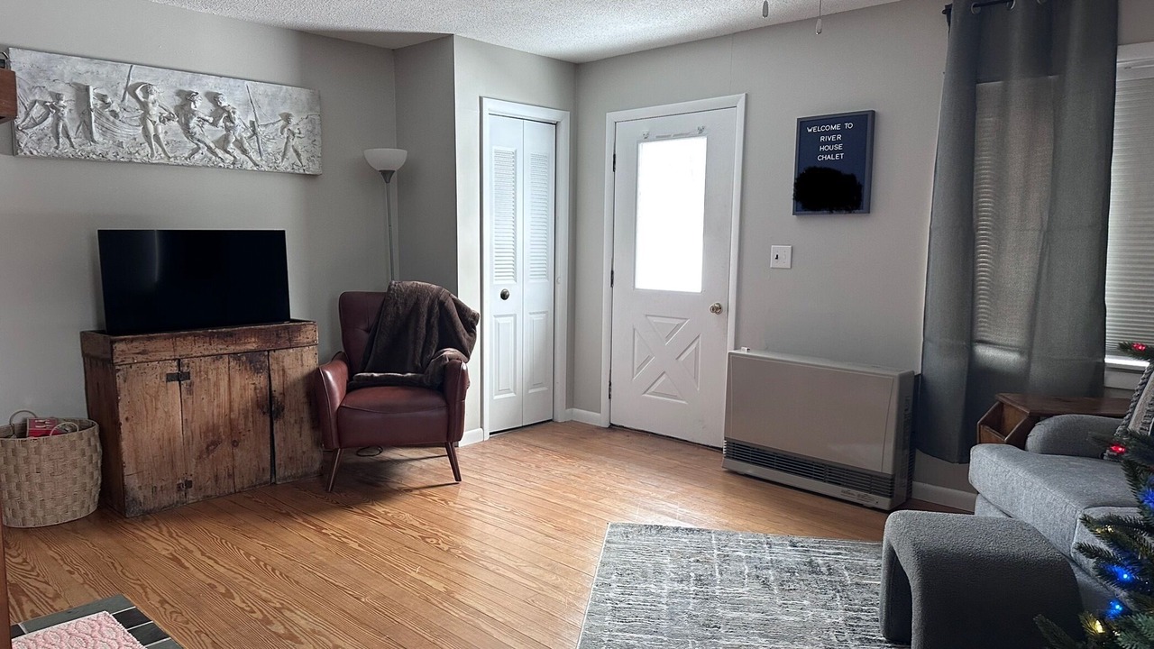 Photo of Livingroom in Brier Hill