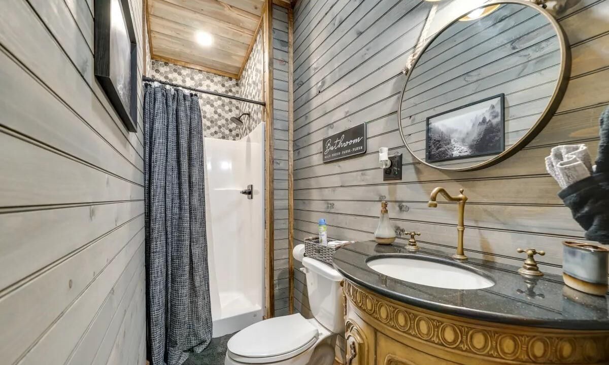 Photo of Bathroom in Golden