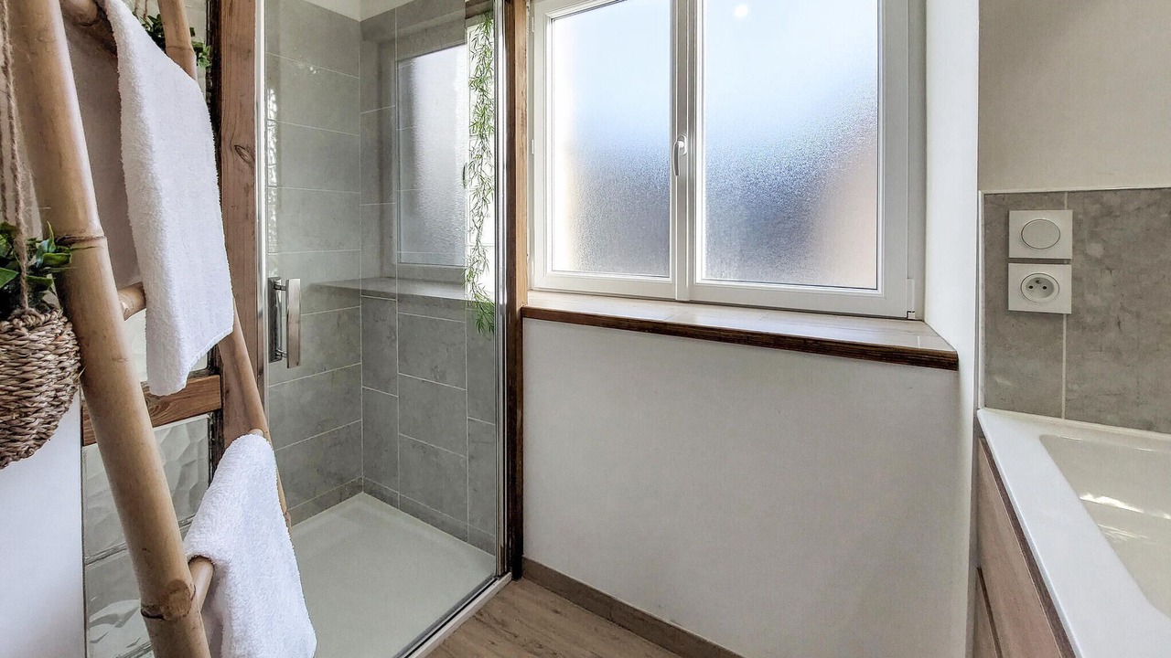 Photo of Bathroom in Neuilly-le-Vendin