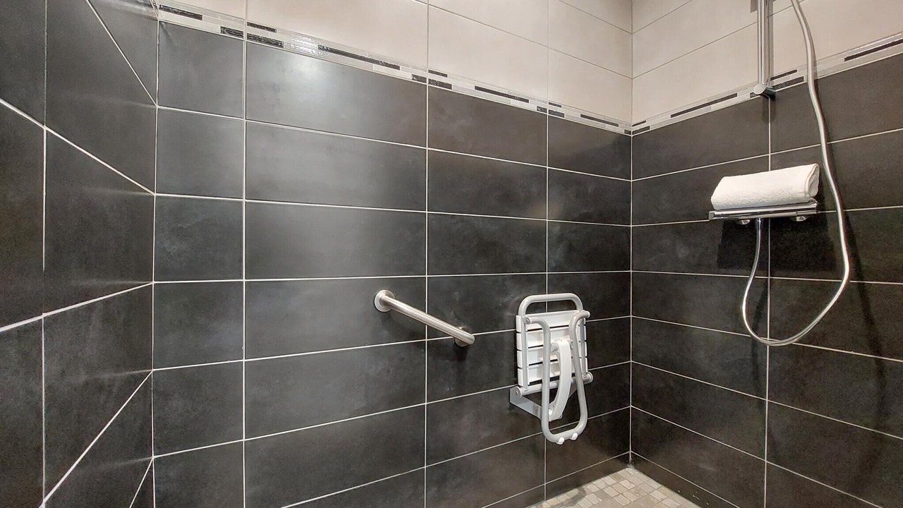 Photo of Bathroom in Neuilly-le-Vendin