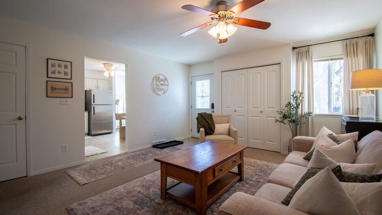 Photo of Livingroom in Iowa City