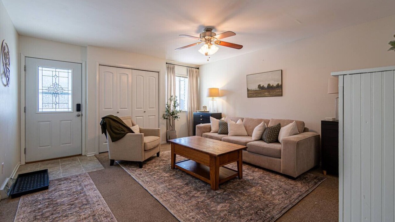 Photo of Livingroom in Iowa City