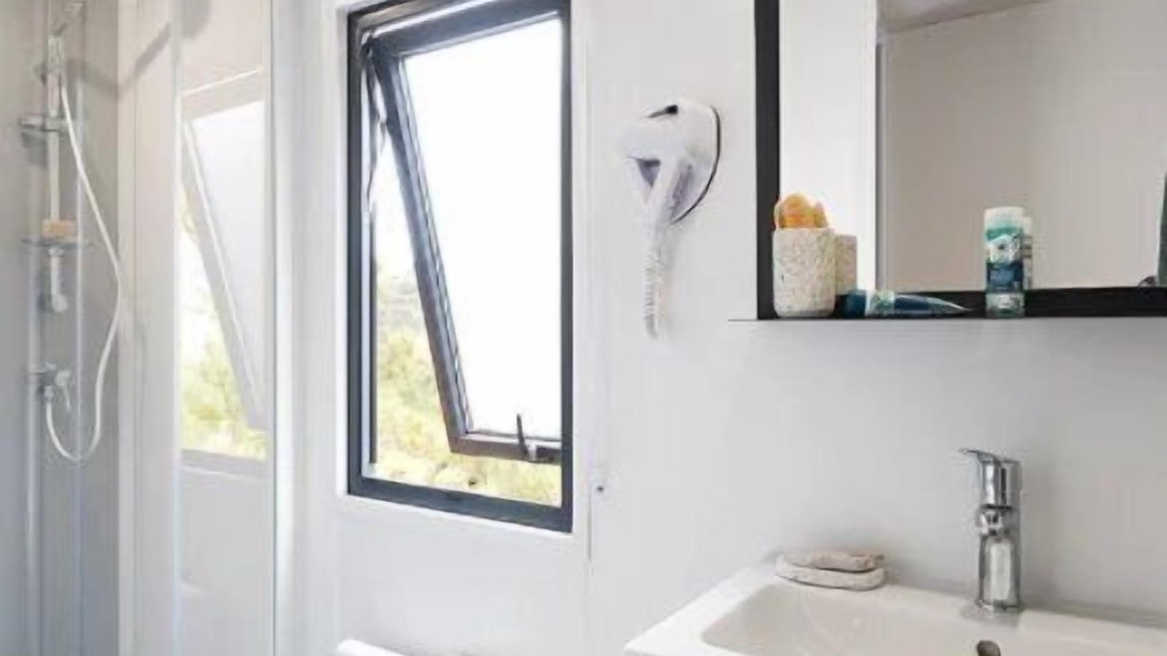 Photo of Bathroom in Quettehou