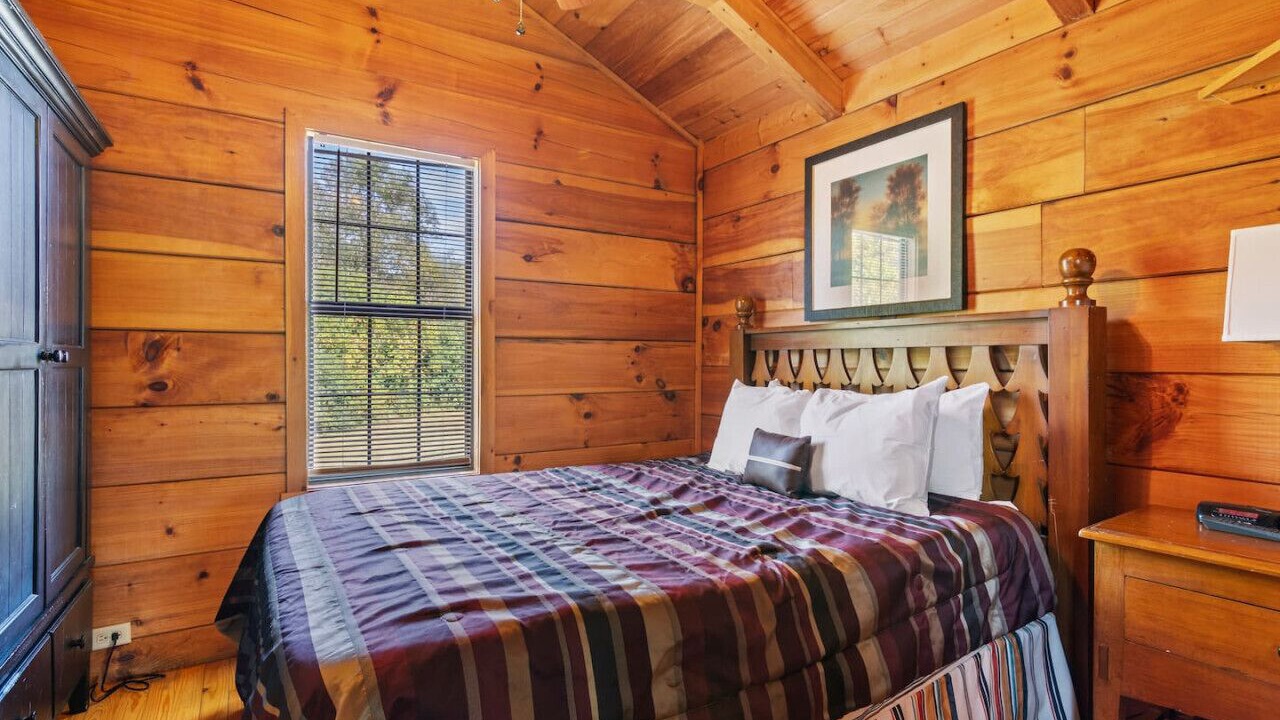 Photo of Bedroom in Wears Valley