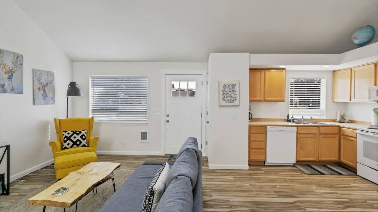 Photo of Livingroom in Mountain View District