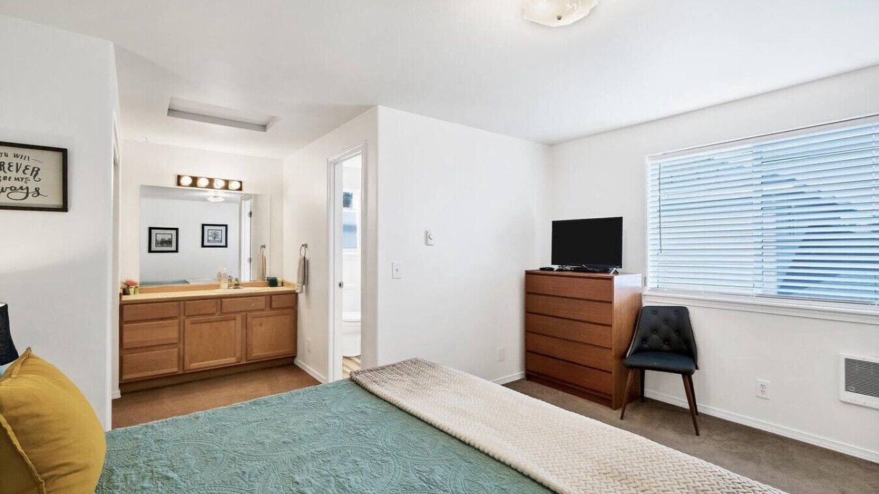 Photo of Bedroom in Mountain View District